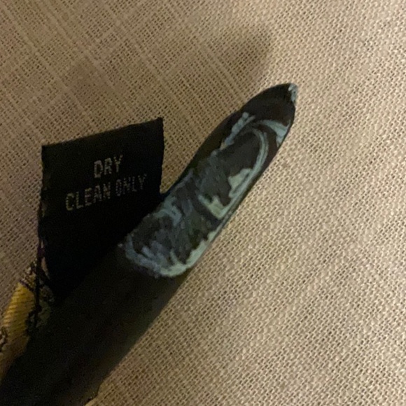 Elegant Yellow and Black Silk Tie - Picture 5 of 5